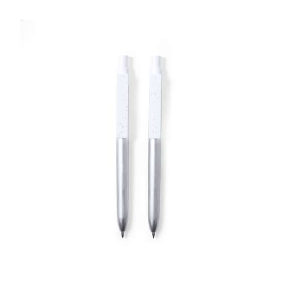 Set eco-friendly de bolígrafo y roller, fabricados en aluminio reciclado y con detalles en ABS reciclado (RABS). Incluye: Bolígrafo en aluminio reciclado de mecanismo pulsador, con cuerpo en color plateado y accesorios en blanco. Con distintivo aluminio reciclado en la parte superior del bolígrafo, cartucho jumbo y tinta azul. Roller en aluminio reciclado de mecanismo pulsador, con cuerpo en color plateado y accesorios en blanco. Con distintivo aluminio reciclado en la parte superior del roller, cartucho jumbo y tinta azul.Set presentado en estuche individual de diseño kraft con funda a juego.El origen del aluminio reciclado se encuentra en la reutilización casi infinita de uno de los materiales con mayor potencial de reciclabilidad sin perder sus propiedades. Esta característica lo convierte en un material eco-friendly de origen reciclado, fácilmente reciclable y de cuyos procesos de tratamiento y desechos para la obtención del material se pueden obtener nuevos recursos reutilizables, consumiendo menos energía en su fabricación, entre otros factores de sostenibilidad.Certificación GRS (Global Recycled Standard / Estándar de Reciclaje Global), que garantiza el origen reciclado del material usado para fabricar el producto.