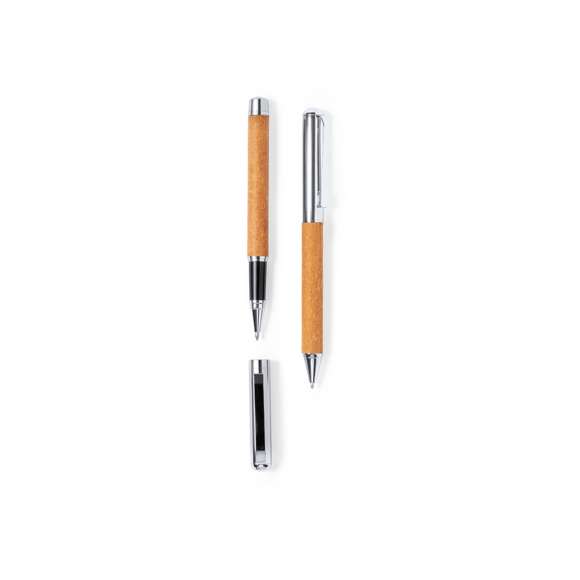 Set de bolígrafo y roller metálicos, con cuerpo recubierto en cuero reciclado. Incluye: Bolígrafo fabricado en metal cromado y con cuerpo recubierto en cuero reciclado. Elegante clip metálico y accesorios a juego. De mecanismo giratorio y en tinta azul, con distintivo cuero reciclado en cuerpo.Roller fabricado en metal cromado y con cuerpo recubierto en cuero reciclado. Elegante clip metálico y accesorios a juego. Con capucha y en tinta azul, con distintivo cuero reciclado en cuerpo.Set presentado en estuche individual de diseño kraft con funda a juego.El cuero reciclado rescata las fibras desechadas en los procesos de fabricación del cuero, minimizando el desperdicio de material, contribuyendo a reducir el impacto ambiental y manteniendo a la vez sus propiedades originales.