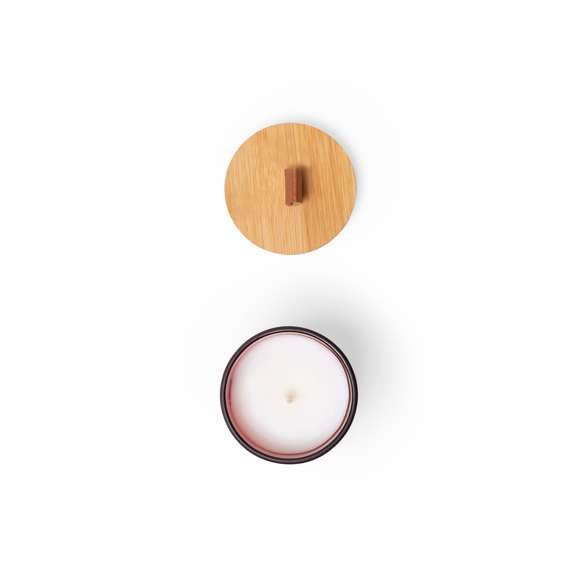 Vela aromática en tarrito de cristal con tapa de bambú. Disponible en cristal de variados colores y con distintos aromas según el color:Blanco aroma vainilla. Negro aroma sándalo. Rojo aroma canela.Verde aroma jazmín. Presentada en caja individual de diseño kraft.