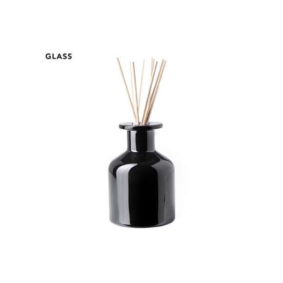 Difusor aromático 100 ml, fabricado en cristal de acabado sólido. Con 8 varillas de ratán y tapón antiderrame. Blanco aroma vainilla y negro aroma sándalo. Presentado en caja individual blanca con ventana.