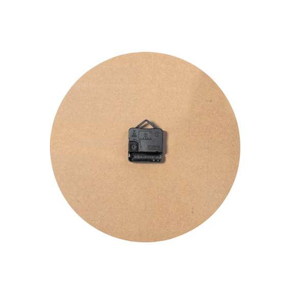 Reloj de pared fabricado en madera MDF y dial en tono natural. Presentado en caja individual de diseño kraft. Alimentación a pilas (1xAA no incluida).