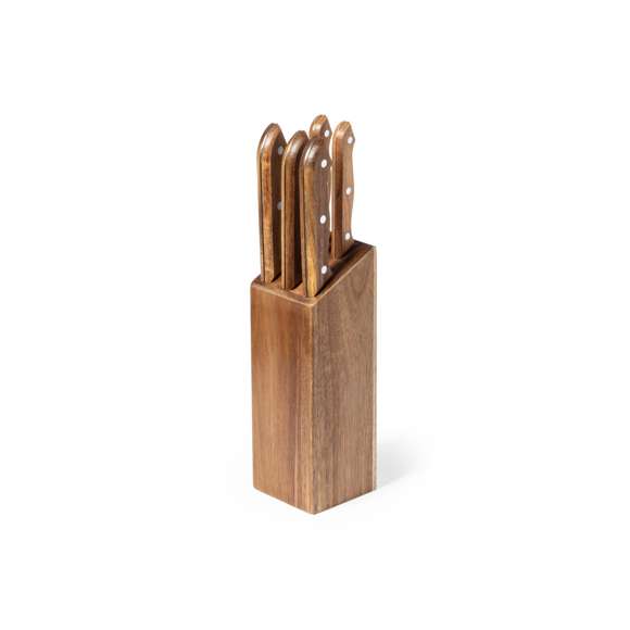 Completo tacoma con base fabricada en resistente madera natural de acacia. Incluye 5 cuchillos en distintos tamaños y para distintos usos, fabricados en acero inox, con mango en madera de acacia. Presentación en caja individual de diseño kraft