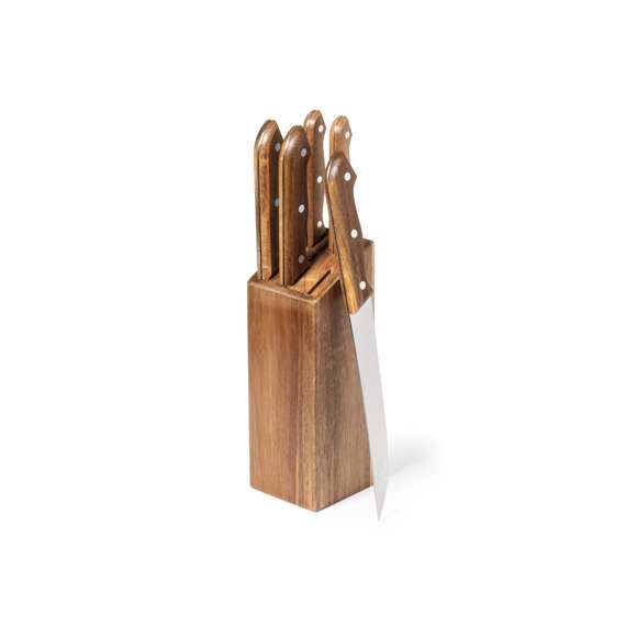 Completo tacoma con base fabricada en resistente madera natural de acacia. Incluye 5 cuchillos en distintos tamaños y para distintos usos, fabricados en acero inox, con mango en madera de acacia. Presentación en caja individual de diseño kraft