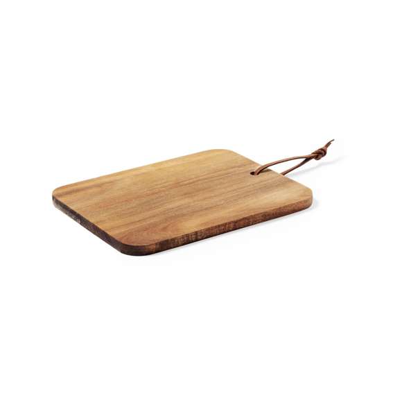 Tabla de corte y presentación fabricada en madera natural. En formato rectangular, con cordón en resistente polipiel a juego.