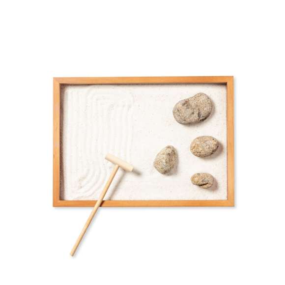 Mini jardín Zen para la relajación y paz interior. Base contenedora y rastrillo fabricados en madera natural, con 4 piedras naturales y saquito de arena blanca. Presentación en caja individual de diseño kraft.