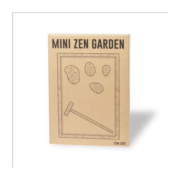 Mini jardín Zen para la relajación y paz interior. Base contenedora y rastrillo fabricados en madera natural, con 4 piedras naturales y saquito de arena blanca. Presentación en caja individual de diseño kraft.