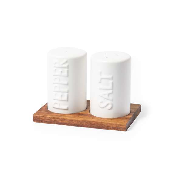  	Set de salero y pimentero en blanco y fabricados en cerámica. Incluye base en madera natural de acacia, troquelada para encajar el salero y el pimentero. Presentación en caja individual de diseño kraft.