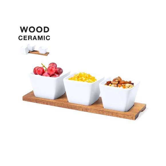 Bandeja de entremeses con 3 cuencos en blanco y fabricados en cerámica. Incluye base en madera natural, troquelada para encajar los cuencos. Presentación en caja individual de diseño kraft.