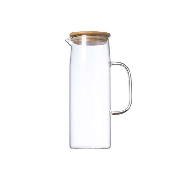 Jarra de 1,25 l de capacidad, fabricada en cristal de borosilicato, que ofrece una resistencia y durabilidad excepcionales, alargando su vida útil y pudiendo ser reutilizada infinidad de veces. Tapón en bambú con ajuste a presión. Presentado en caja individual de diseño kraft.