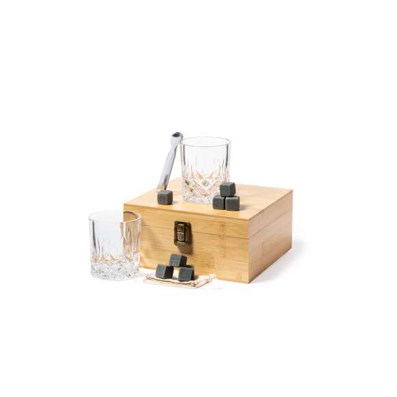 Set de whisky en elegante estuche de bambú con interior troquelado. Incluye 2 vasos de cristal de 320 ml, pinzas y 8 cubitos en piedra natural reutilizables, con funda de algodón. Presentación en caja individual de diseño kraft. Los cubitos reutilizables están fabricados en piedra natural esteatita, también conocida como piedra o roca de jabón, que mantiene la bebida fría sin alterar sus propiedades al no diluir su contenido en agua, además de mantener el sabor original de la misma.
