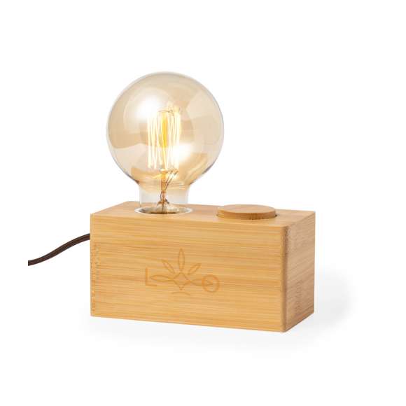 Lámpara de original diseño vintage fabricada en bambú. Bombilla incandescente G80 de 40W, con intensidad de luz regulable y funcionamiento a 220-240V (tipo de enchufe UE). Con base de bambú antideslizante y presentada en caja individual de diseño kraft.