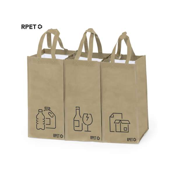 Set de 3 bolsas de reciclaje. Fabricadas en resistente poliéster RPET laminado, elaborado a partir de plástico reciclado, para así fomentar la reutilización de residuos plásticos y ayudar a la sostenibilidad del planeta. Incluye 3 bolsas de 23x45x23 cm unidas entre sí mediante velcros laterales. Con asas reforzadas e indicación de tipos de residuo: plásticos y envases  vidrio, y papel. Distintivo RPET en la base de cada bolsa.