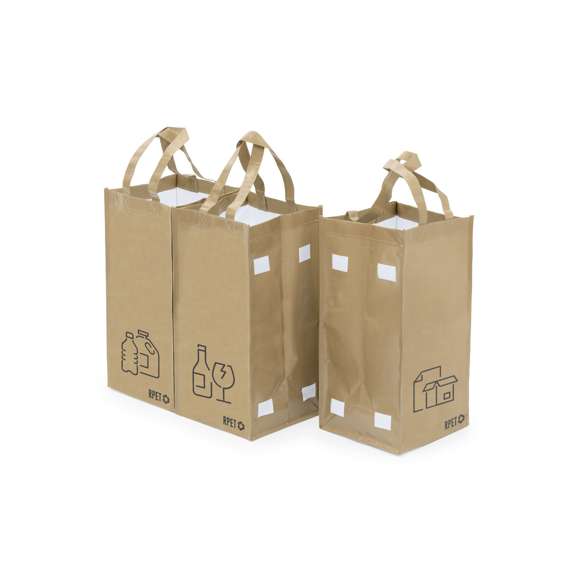 Set de 3 bolsas de reciclaje. Fabricadas en resistente poliéster RPET laminado, elaborado a partir de plástico reciclado, para así fomentar la reutilización de residuos plásticos y ayudar a la sostenibilidad del planeta. Incluye 3 bolsas de 23x45x23 cm unidas entre sí mediante velcros laterales. Con asas reforzadas e indicación de tipos de residuo: plásticos y envases  vidrio, y papel. Distintivo RPET en la base de cada bolsa.