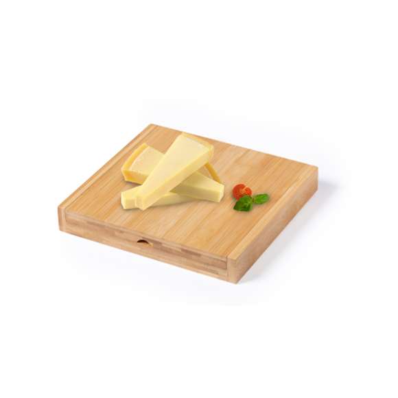 Original set de quesos en caja plegable con troquelado interior para cada accesorio y en formato rectangular. Accesorios en acero inox con mango en bambú. Presentado en caja individual de diseño kraft.