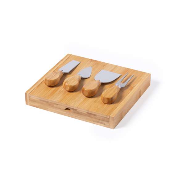 Original set de quesos en caja plegable con troquelado interior para cada accesorio y en formato rectangular. Accesorios en acero inox con mango en bambú. Presentado en caja individual de diseño kraft.