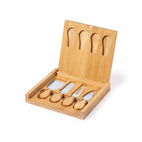 Original set de quesos en caja plegable con troquelado interior para cada accesorio y en formato rectangular. Accesorios en acero inox con mango en bambú. Presentado en caja individual de diseño kraft.