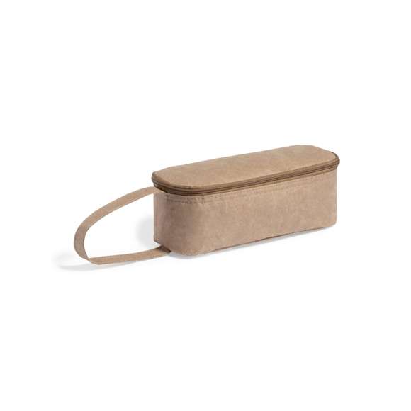 Portabocadillos térmico de línea nature. Exterior fabricado en resistente papel reciclado laminado, e interior isotermo en aluminio. Con cierre de cremallera y asa de transporte.