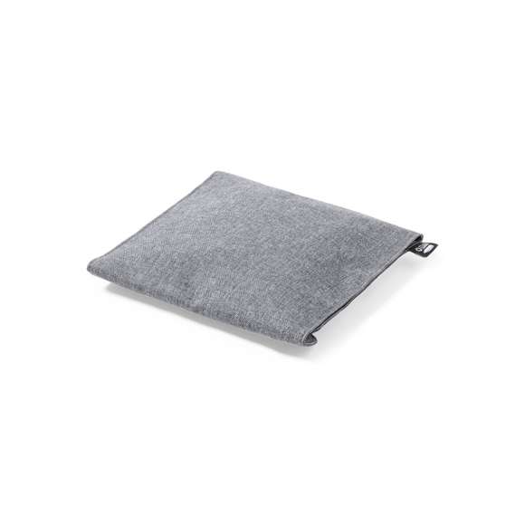 Portasnacks térmico de línea nature. Exterior fabricado en poliéster 600D RPET, elaborado a partir de plástico reciclado, para así fomentar la reutilización de residuos plásticos y ayudar a la sostenibilidad del planeta. Interior isotermo en PEVA, con cierre de velcro y etiqueta exterior con distintivo RPET.