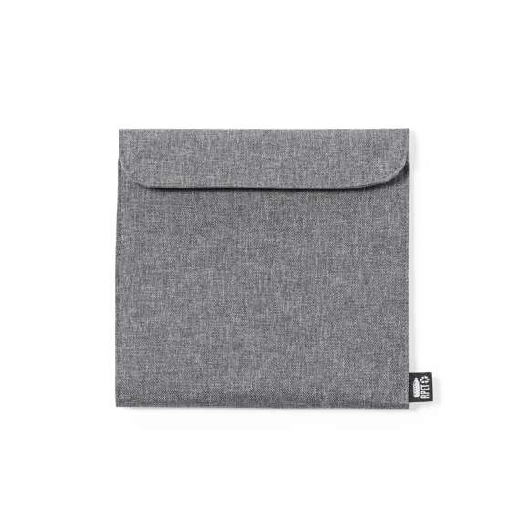 Portasnacks térmico de línea nature. Exterior fabricado en poliéster 600D RPET, elaborado a partir de plástico reciclado, para así fomentar la reutilización de residuos plásticos y ayudar a la sostenibilidad del planeta. Interior isotermo en PEVA, con cierre de velcro y etiqueta exterior con distintivo RPET.