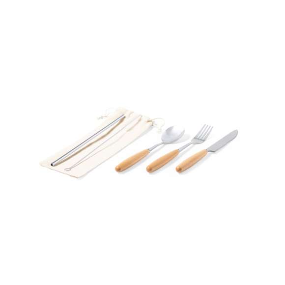 Set de cubiertos de 5 piezas fabricados en acero inox, con mango en madera natural. Incluye cuchara, tenedor, cuchillo, pajita reutilizable y cepillo limpiador para la pajita. Presentación en funda de algodón natural con cordón de cierre.