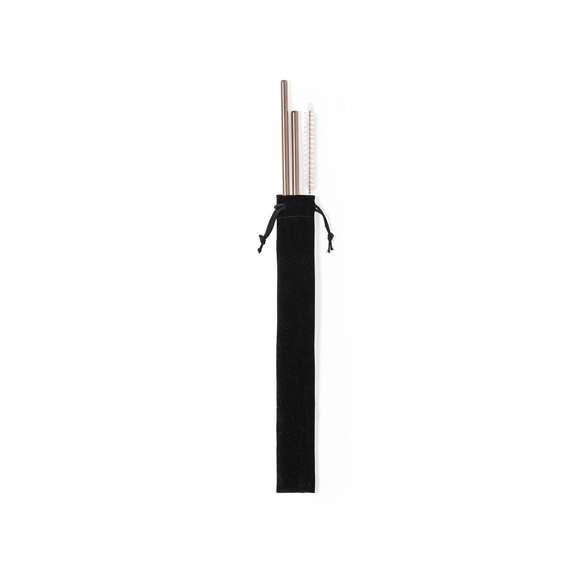 Set de pajitas de 2 piezas fabricadas en acero inox con recubrimiento exterior de cobre galvanizado. Con cepillo limpiador incluido y presentadas en funda de antelina negra con cordón de cierre.