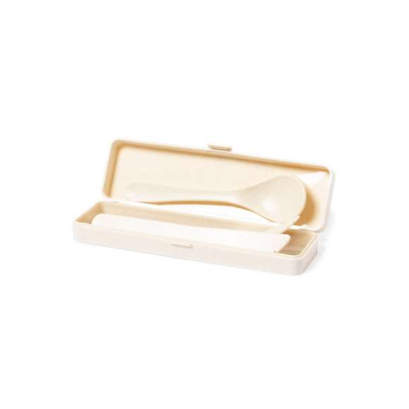 Set de cubiertos fabricados en PP de acabado veteado, libre de BPA, con estuche de presentación a juego. Incluye cuchara, tenedor y cuchillo. Certificación Food Grade, garantizando la seguridad cuando los alimentos entran en contacto con el material usado para fabricar el producto.