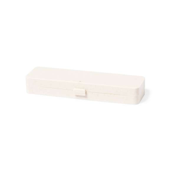 Set de cubiertos fabricados en PP de acabado veteado, libre de BPA, con estuche de presentación a juego. Incluye cuchara, tenedor y cuchillo. Certificación Food Grade, garantizando la seguridad cuando los alimentos entran en contacto con el material usado para fabricar el producto.
