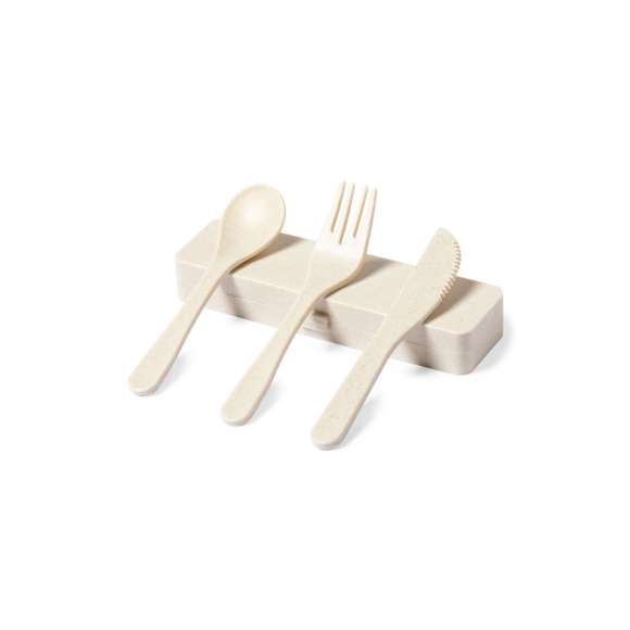 Set de cubiertos fabricados en PP de acabado veteado, libre de BPA, con estuche de presentación a juego. Incluye cuchara, tenedor y cuchillo. Certificación Food Grade, garantizando la seguridad cuando los alimentos entran en contacto con el material usado para fabricar el producto.