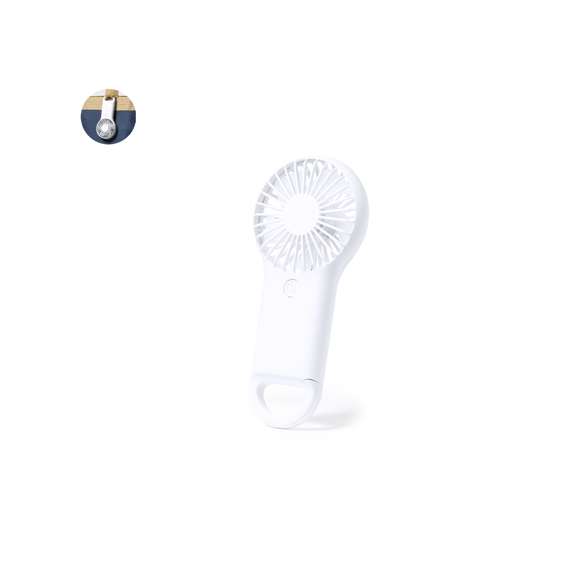 Ventilador fabricado en resistente ABS de color blanco, con mosquetón de enganche integrado. Con 2 velocidades de funcionamiento y presentado en caja individual de diseño kraft. Alimentación a pilas (3xAAA no incluidas).