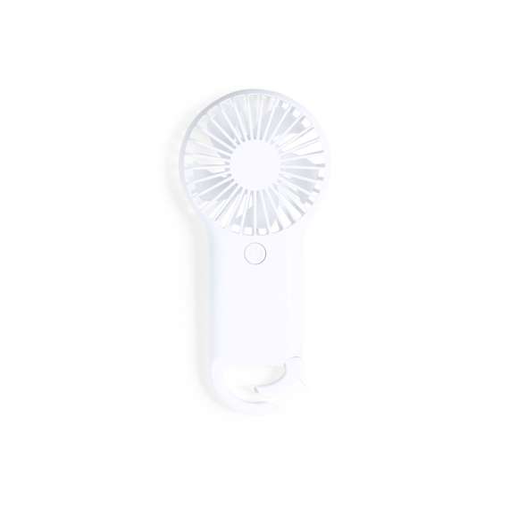 Ventilador fabricado en resistente ABS de color blanco, con mosquetón de enganche integrado. Con 2 velocidades de funcionamiento y presentado en caja individual de diseño kraft. Alimentación a pilas (3xAAA no incluidas).