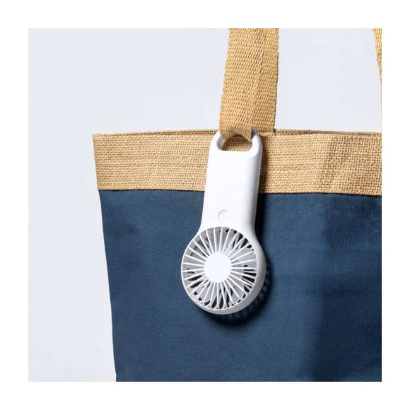 Ventilador fabricado en resistente ABS de color blanco, con mosquetón de enganche integrado. Con 2 velocidades de funcionamiento y presentado en caja individual de diseño kraft. Alimentación a pilas (3xAAA no incluidas).