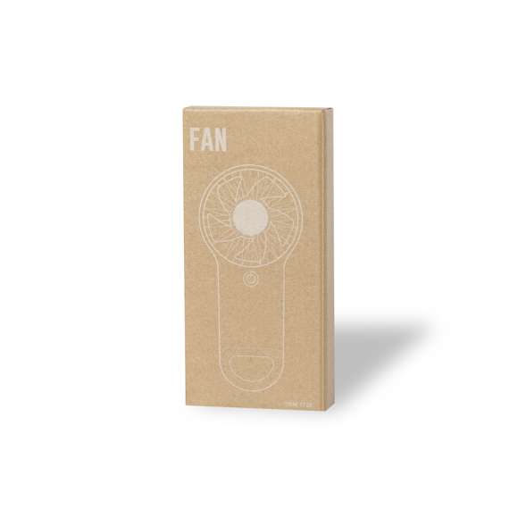 Ventilador fabricado en resistente ABS de color blanco, con mosquetón de enganche integrado. Con 2 velocidades de funcionamiento y presentado en caja individual de diseño kraft. Alimentación a pilas (3xAAA no incluidas).