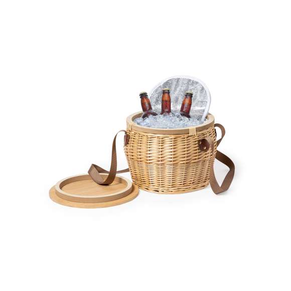 Lleva el estilo a tus picnics con esta cesta nevera tan cool y retro. Fabricada en mimbre de acabado natural, con cinta bandolera en color marrón. Resistente tapa/mesa en bambú e interior isotermo en aluminio.