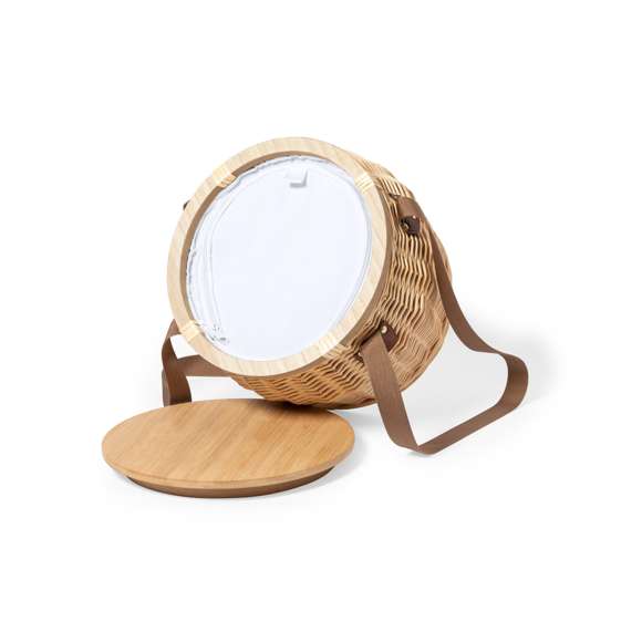 Lleva el estilo a tus picnics con esta cesta nevera tan cool y retro. Fabricada en mimbre de acabado natural, con cinta bandolera en color marrón. Resistente tapa/mesa en bambú e interior isotermo en aluminio.
