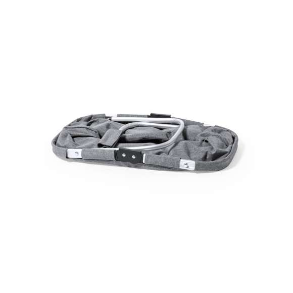 Cesta plegable fabricada en resistente 600D RPET. Con resistente estructura de aluminio y 2 asas de transporte plegables en aluminio, con cinta de velcro a juego. Bolsillo exterior con cierre de cremallera y etiqueta exterior con distintivo RPET. El material RPET se elabora a partir de plástico reciclado, para así fomentar la reutilización de residuos plásticos y ayudar a la sostenibilidad del planeta.