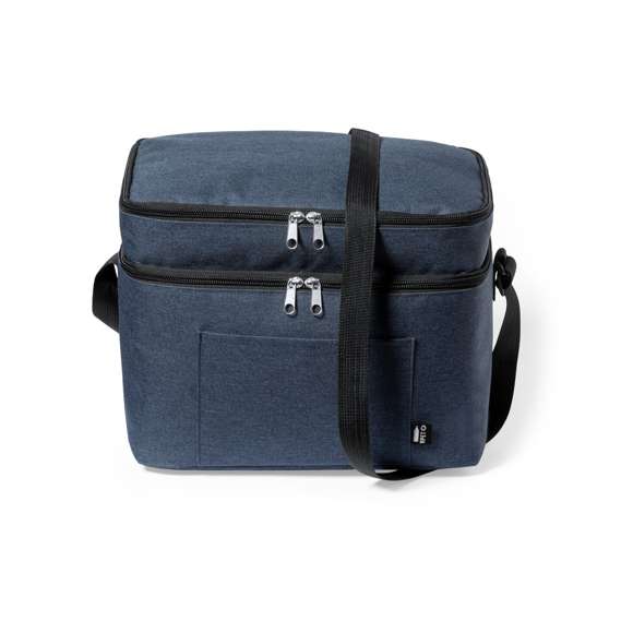 Nevera fabricada en resistente 600D RPET. Incluye 2 compartimentos independientes, con cierre de cremallera y doble tirador metálico. Interior isotermo en PEVA, con cinta bandolera ajustable y bolsillo exterior. Disponible en variada gama de colores, con etiqueta exterior con distintivo RPET. El material RPET se elabora a partir de plástico reciclado, para así fomentar la reutilización de residuos plásticos y ayudar a la sostenibilidad del planeta.