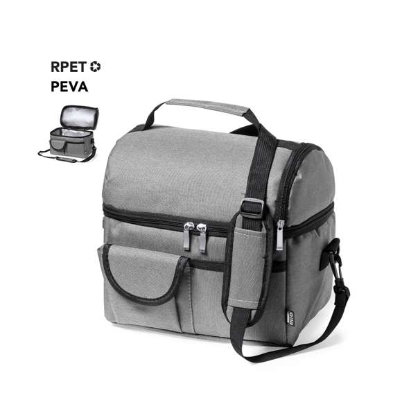 Nevera fabricada en resistente 600D RPET. Incluye 2 compartimentos independientes, con cierre de cremallera y tiradores metálicos. Interior isotermo en PEVA, con cinta bandolera ajustable y acolchado para hombro a juego. Bolsillo trasero de redecilla elástica y dos bolsillos frontales, uno de ellos con cierre de velcro. Etiqueta exterior con distintivo RPET, disponible en variada gama de colores. El material RPET se elabora a partir de plástico reciclado, para así fomentar la reutilización de residuos plásticos y ayudar a la sostenibilidad del planeta.