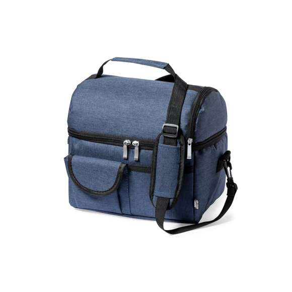 Nevera fabricada en resistente 600D RPET. Incluye 2 compartimentos independientes, con cierre de cremallera y tiradores metálicos. Interior isotermo en PEVA, con cinta bandolera ajustable y acolchado para hombro a juego. Bolsillo trasero de redecilla elástica y dos bolsillos frontales, uno de ellos con cierre de velcro. Etiqueta exterior con distintivo RPET, disponible en variada gama de colores. El material RPET se elabora a partir de plástico reciclado, para así fomentar la reutilización de residuos plásticos y ayudar a la sostenibilidad del planeta.