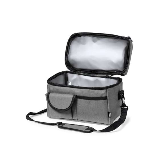 Nevera fabricada en resistente 600D RPET. Incluye 2 compartimentos independientes, con cierre de cremallera y tiradores metálicos. Interior isotermo en PEVA, con cinta bandolera ajustable y acolchado para hombro a juego. Bolsillo trasero de redecilla elástica y dos bolsillos frontales, uno de ellos con cierre de velcro. Etiqueta exterior con distintivo RPET, disponible en variada gama de colores. El material RPET se elabora a partir de plástico reciclado, para así fomentar la reutilización de residuos plásticos y ayudar a la sostenibilidad del planeta.