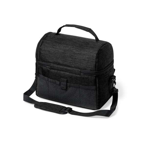 Nevera fabricada en resistente 600D RPET. Incluye 2 compartimentos independientes, con cierre de cremallera y tiradores metálicos. Interior isotermo en PEVA, con cinta bandolera ajustable y acolchado para hombro a juego. Bolsillo trasero de redecilla elástica y dos bolsillos frontales, uno de ellos con cierre de velcro. Etiqueta exterior con distintivo RPET, disponible en variada gama de colores. El material RPET se elabora a partir de plástico reciclado, para así fomentar la reutilización de residuos plásticos y ayudar a la sostenibilidad del planeta.