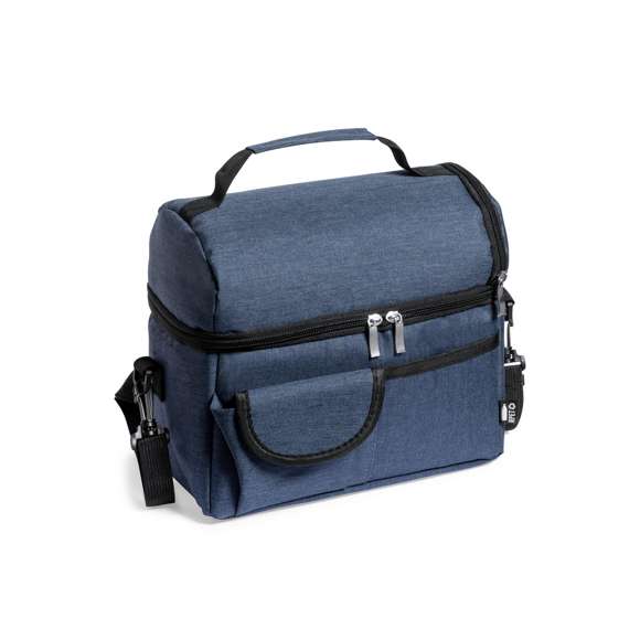 Nevera fabricada en resistente 600D RPET. Incluye 2 compartimentos independientes, con cierre de cremallera y tiradores metálicos. Interior isotermo en PEVA, con cinta bandolera ajustable y acolchado para hombro a juego. Bolsillo trasero de redecilla elástica y dos bolsillos frontales, uno de ellos con cierre de velcro. Etiqueta exterior con distintivo RPET, disponible en variada gama de colores. El material RPET se elabora a partir de plástico reciclado, para así fomentar la reutilización de residuos plásticos y ayudar a la sostenibilidad del planeta.