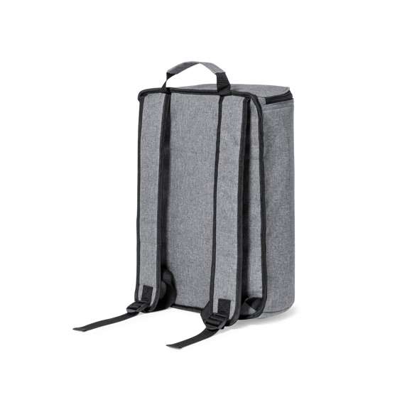 Mochila nevera fabricada en resistente 600D RPET. Acabado en color gris, con asa de transporte. Cintas para hombros acolchadas y ajustables. Compartimento principal con cierre de cremallera y tiradores metálicos. Interior isotermo en aluminio y etiqueta exterior con distintivo RPET.El material RPET se elabora a partir de plástico reciclado, para así fomentar la reutilización de residuos plásticos y ayudar a la sostenibilidad del planeta.