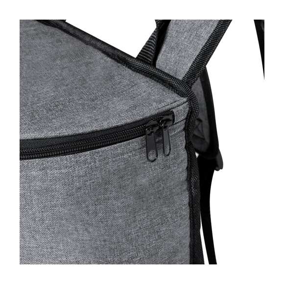 Mochila nevera fabricada en resistente 600D RPET. Acabado en color gris, con asa de transporte. Cintas para hombros acolchadas y ajustables. Compartimento principal con cierre de cremallera y tiradores metálicos. Interior isotermo en aluminio y etiqueta exterior con distintivo RPET.El material RPET se elabora a partir de plástico reciclado, para así fomentar la reutilización de residuos plásticos y ayudar a la sostenibilidad del planeta.