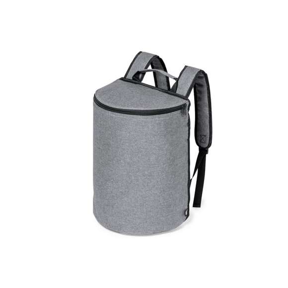 Mochila nevera fabricada en resistente 600D RPET. Acabado en color gris, con asa de transporte. Cintas para hombros acolchadas y ajustables. Compartimento principal con cierre de cremallera y tiradores metálicos. Interior isotermo en aluminio y etiqueta exterior con distintivo RPET.El material RPET se elabora a partir de plástico reciclado, para así fomentar la reutilización de residuos plásticos y ayudar a la sostenibilidad del planeta.