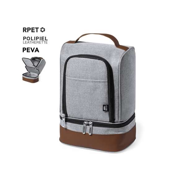 Nevera fabricada en resistente 600D RPET. Acabado en color gris, con base y asa de transporte en polipiel marrón. Incluye 2 compartimentos independientes, con cierre de cremallera y tiradores metálicos. Interior isotermo en PEVA y etiqueta exterior con distintivo RPET.El material RPET se elabora a partir de plástico reciclado, para así fomentar la reutilización de residuos plásticos y ayudar a la sostenibilidad del planeta.
