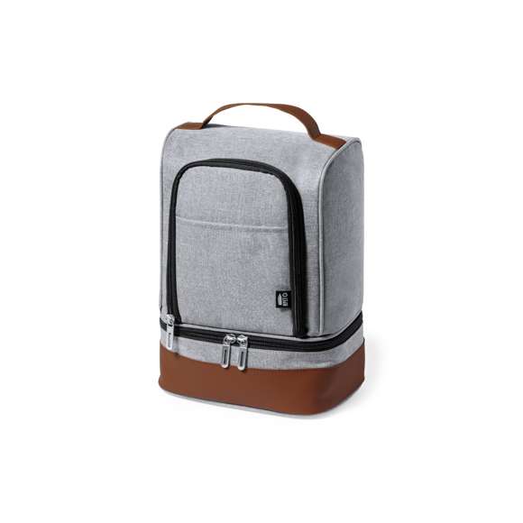 Nevera fabricada en resistente 600D RPET. Acabado en color gris, con base y asa de transporte en polipiel marrón. Incluye 2 compartimentos independientes, con cierre de cremallera y tiradores metálicos. Interior isotermo en PEVA y etiqueta exterior con distintivo RPET.El material RPET se elabora a partir de plástico reciclado, para así fomentar la reutilización de residuos plásticos y ayudar a la sostenibilidad del planeta.