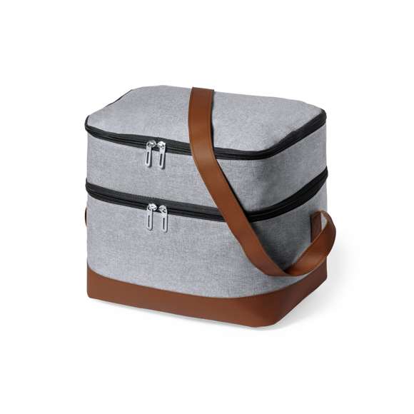Nevera fabricada en resistente 600D RPET. Acabado en color gris, con base y cinta bandolera de transporte en polipiel marrón. Incluye 2 compartimentos independientes, con cierre de cremallera y tiradores metálicos. Interior isotermo en aluminio y etiqueta exterior con distintivo RPET.El material RPET se elabora a partir de plástico reciclado, para así fomentar la reutilización de residuos plásticos y ayudar a la sostenibilidad del planeta.