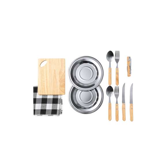  	Original set de picnic de 2 servicios. Presentado en resistente funda 100% algodón de acabado natural, con cierre de cremallera y asa de transporte. Interior reforzado, con compartimentos para los diferentes accesorios. Contenido: 	 	2 cucharas, 2 cuchillos y 2 tenedores en acero inox con mango de madera natural 	2 platos en acero inox de 19,5 cm de diámetro. 	2 servilletas en tela de 30 x 30 cm. Con diseño retro en patrón a cuadros y en combinación tonos negros, grises y blancos. 	Sacacorchos en acero inox, con navaja integrada y mango de madera natural 	Tabla de corte y presentación de 15 x 15 cm, en madera natural y con asa troquelada.