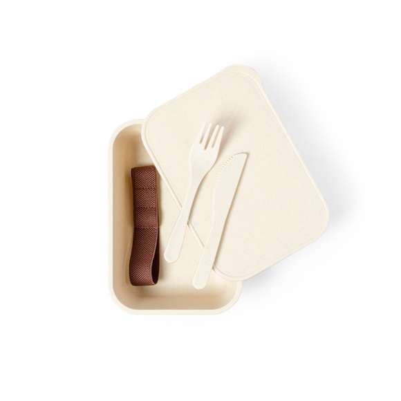 Fiambrera fabricada en PP veteado libre de BPA. De 1 l de capacidad, incluye cinta elástica de seguridad con tenedor y cuchillo. Certificación Food Grade, garantizando la seguridad cuando los alimentos entran en contacto con el material usado para fabricar el producto.