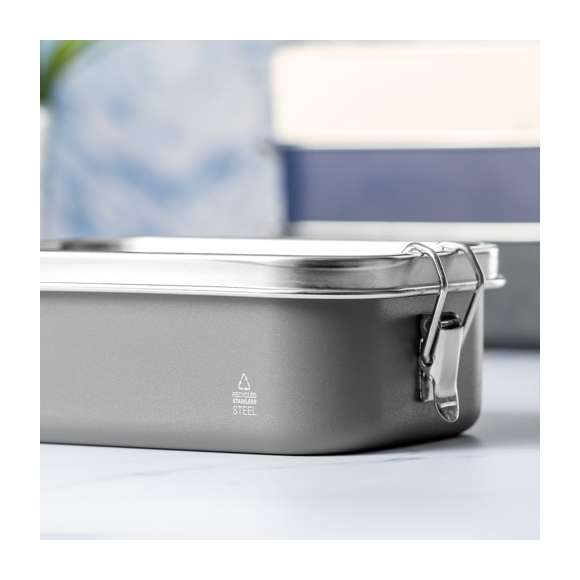 Fiambrera de 750 ml de capacidad, fabricada en acero inox reciclado. Tapa hermética con cierres de seguridad y distintivo acero inox reciclado. Disponible en variada gama de colores y presentada en caja individual de diseño kraft.El acero es uno de los materiales más demandados y que puede encontrarse casi en todas partes, desde productos de uso diario a grandes construcciones. Con innumerables propiedades, entre las que cabe destacar la durabilidad y su alto grado de reutilización, convirtiéndolo en una alternativa muy valorada en soluciones de sostenibilidad. Debidamente tratado, permite obtener nuevos recursos de infinita utilización. Producto no apto para lavavajillas